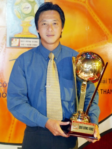 Lê Huỳnh Đức là cầu thủ đầu tiên của Việt Nam có vinh dự 3 lần giành danh hiệu Quả bóng Vàng vào các năm 1995, 1997 và 2002.